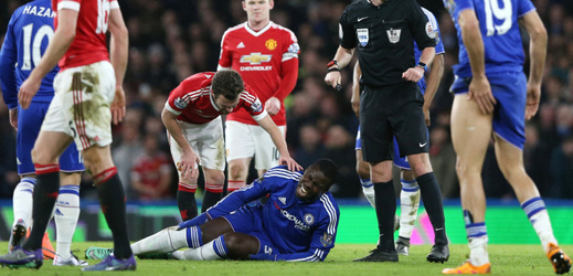 Fotbalový obránce Kurt Zouma z Chelsea si kvůli zranění pravého kolene do konce sezony nezahraje.