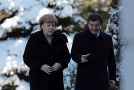 Německá kancléřka Angela Merkelová a turecký premiér Ahmet Davutoglu.