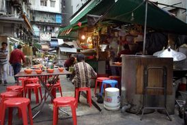 Fotografie ukazuje typickou pouliční kuchyň v ulicích Hongkongu.