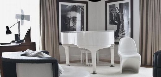 "Lennon Suit" - pokoj ve stylu Johna Lennona v Hard Day´s Night Hotel.