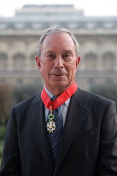 Politik Michael Bloomberg obdržel v roce 2014 od francouzského ministra zahraničí Laurenta Fabiuse vyznamenání Řád čestné legie.