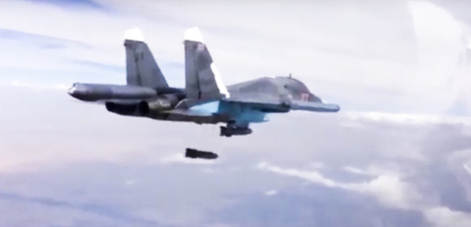 Ruská stíhačka Su-34 vypouští bombu na cíl v Sýrii (ilustrační foto).
