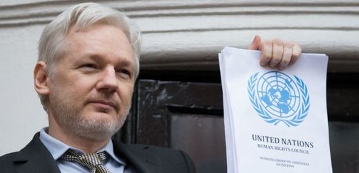 Zakladatel WikiLeaks Julian Assange mluví k médiím a veřejnosti z balkonu ekvádorského velvyslanectví.