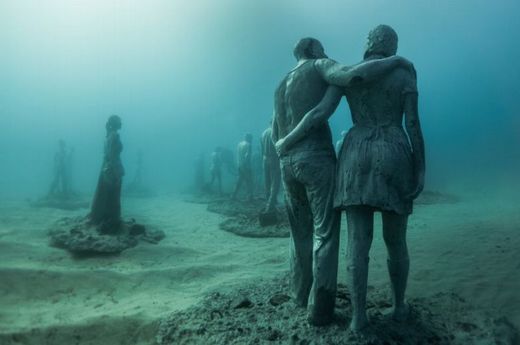 Poté, co umělec sochy vytvoří a ponoří do moře, je také sám fotografuje.