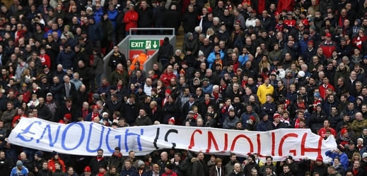 Fotbaloví fanoušci v Anglii zvažují hromadný protest proti narůstajícím cenám vstupenek. 
