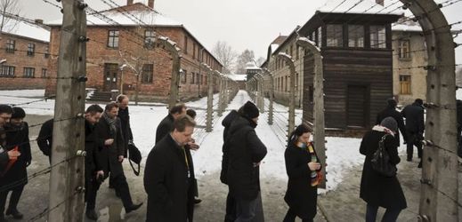 Lidé se účastní exkurze do bývalého vyhlazovacího tábora v Osvětimi.