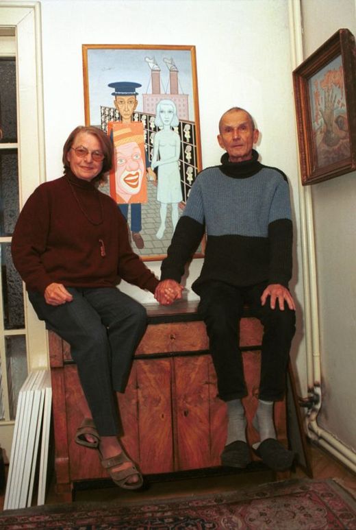 Malířka Věra Nováková s manželem malířem a grafikem Pavlem Brázdou ve svém bytě před jednou z Brázdových prací.