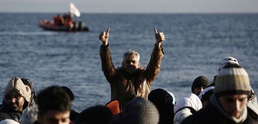 Radost uprchlíků z příjezdu na řecký ostrov Lesbos od tureckého pobřeží.