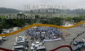 Shromáždění zaměstnanců zablokovaného průmyslového komplexu Kesong, posledního symbolu mezikorejské spolupráce.