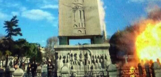 Snímek výbuchu v blízkosti římského obelisku pořízený z turistické kamery.