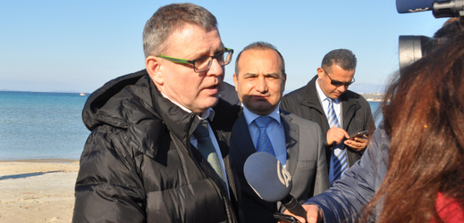 Český ministr zahraničí Lubomír Zaorálek hovoří s tureckými novináři na pláži v turistické oblasti Çeşme, odkud nelegálně odplouvají nafukovací čluny s uprchlíky k řeckým ostrovům.