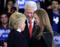 Clintonová se svým manželem a dcerou Chelsea v New Hampshiru při své prezidentské kampani.