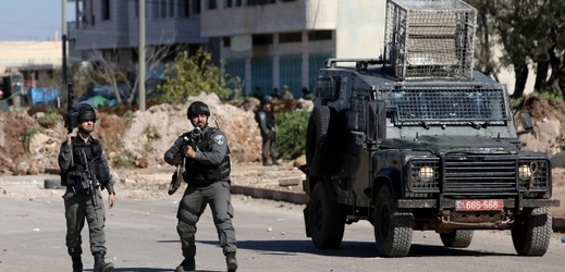 Izraelští vojáci střílejí na palestinské povstalce (ilustrační foto).