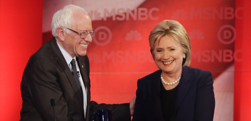 Demokratičtí kandidáti a rivalové Bernie Sanders a Hillary Clintonová.