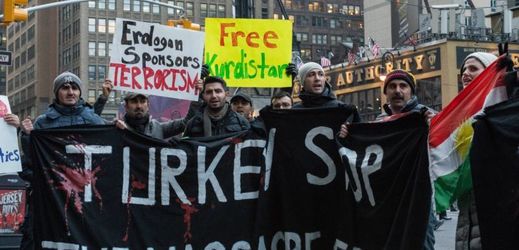 Newyorská demonstrace na podporu Kurdů. 