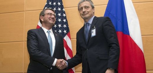 Ministr obrany Martin Stropnický (vpravo) se v Bruselu sešel se svým americkým protějškem Ashtonem Carterem..