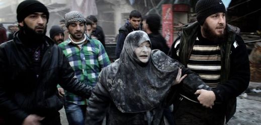 Žena zachráněná z trosek budovy po ostřelování syrského města.