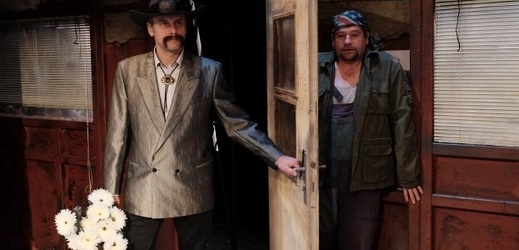 Titulní roli Joea hraje Igor Chmela (na obrázku vlevo) a partnerem mu je Marek Taclík.