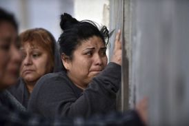 Údajně až kolem padesáti mrtvých a desítky zraněných si vyžádal požár ve věznici v Monterrey v severovýchodním Mexiku.