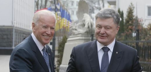 Americký viceprezident Joe Biden s ukrajinským prezidentem Petrem Porošenkem.