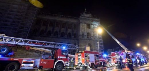 Střechu Národního muzea v Praze zachvátil v noci na 12. února požár.