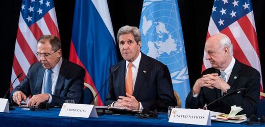 Mezinárodní jednání o Sýrii v Mnichově. Zleva šéf ruské diplomacie Sergej Lavrov, americký ministr zahraničí John Kerry a Staffan de Mistura.