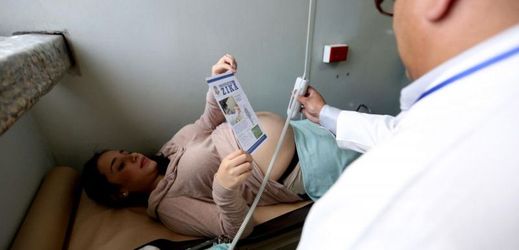 Těhotná žena na kontrole u lékaře kvůli viru zika.