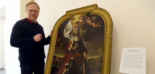 Ústečané mohou nyní výjimečně vidět svého patrona na obraze, vedle kterého stojí ředitel ústeckého muzea Václav Houfek.