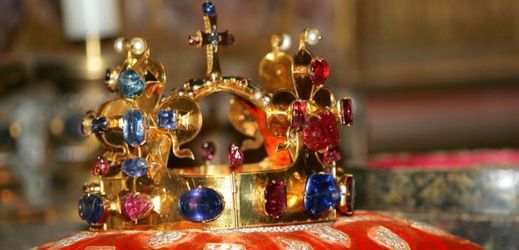 Zlatým hřebem výstavy na Pražském hradě bude vystavení Svatováclavské koruny s replikami královských insignií.
