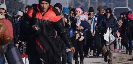 Migranti putující přes řeckou hranici do Makedonie.