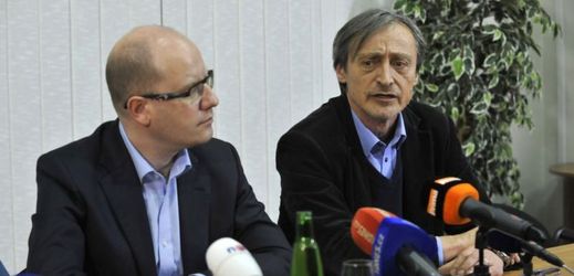 Premiér Bohuslav Sobotka a ministr obrany Martin Stropnický by měli podle KSČM podat demisi a opustit vládu.