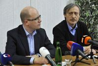 Premiér Bohuslav Sobotka a ministr obrany Martin Stropnický by měli podle KSČM podat demisi a opustit vládu.