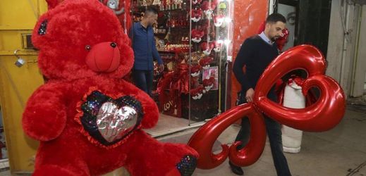 Loni Češi nakoupili na Valentýna dárky v průměru za 650 korun.