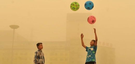 Znečištěné ovzduší v Číně. 