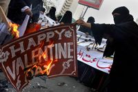 Pákistánská demonstrace proti slavení západního svátku zamilovaných.