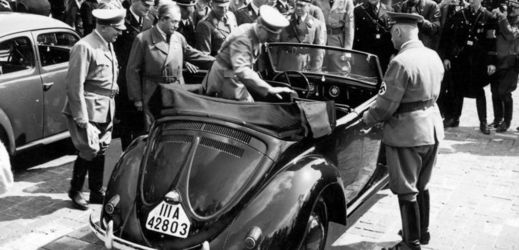 Prezentace nového typu vozu Volkswagen, který byl pokřtěn Adolfem Hitlerem (na snímku uprostřed).
