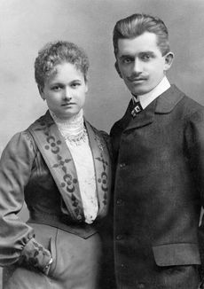 Konstruktér a designér Volkswagenu Ferdinand Porsche se snoubenkou Aloisií ve Vídni v roce 1902.