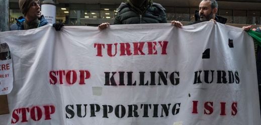 Demonstranti apelují na Turky: Stop zabíjení Kurdů. Stop podporování ISIS.