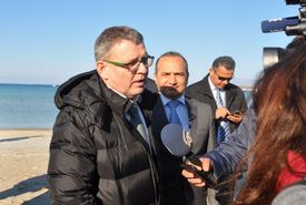 Český ministr zahraničí Lubomír Zaorálek na pláži v turistické oblasti Çeşme, odkud nelegálně odplouvají nafukovací čluny s uprchlíky k řeckým ostrovům.