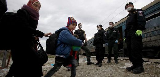 Migranti v makedonském městě Gevgelija nasedají na vlak do Srbska.