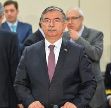 Turecký ministr obrany Ismet Yilmaz.