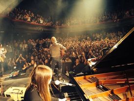 Glen Hansard vystupoval v roce 2001 s kapelou The Frames na hudebním festivalu Valašský špalíček ve Valašském Meziříčí, kde také poznal českou klavíristku a budoucí kolegyni Markétu Irglovou.