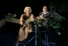 Všichni jsme jedineční, Harolde. Nikdy předtím jsme nebyli a už nikdy nebudeme, říká Maude v podání Květy Fialové v inscenaci Slováckého divadla Harold a Maude.