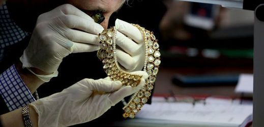 Cena sbírky šperků Marcosové se odhaduje na v přepočtu asi 508 milionů korun.