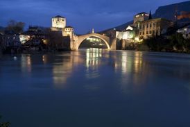 Na snímku Starý most přes řeku Neretvu v centru bosenského města Mostar, ležícího 140 kilometrů jižně od Sarajeva. Most byl postaven v roce 1566, během bosenské války v letech 1992-1995 zničen, později přestavěn a znovu otevřen v roce 2004.