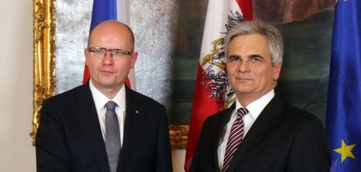 Premiér Bohuslav Sobotka a rakouský kancléř Werner Faymann.