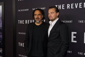 Zmrtvýchvstání, v režii a podle scénáře proslulého režiséra a držitele Oscara, Alejandra G. Iñárritua (na snímku vlevo), je inspirován skutečným příběhem. Hlavního hrdinu ztvárnil herec Leonardo DiCaprio (vpravo).