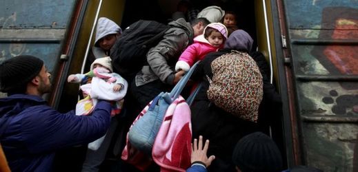 Uprchlíci tlačící se do vlaku, který je odveze z tranzitního centra pro uprchlíky v jižní Makedonii do Srbska.