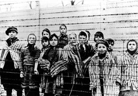 Vězni v koncentračním táboře v Osvětimi (ilustrační foto).