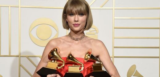 Taylor Swift se svými cenami za album s názvem 1989. 